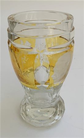 Bicchiere in cristallo bianco e ambra con incisi il ritratto di Adolf Hitler, l