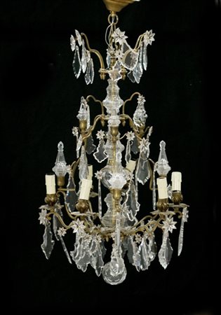 Lampadario a sei luci con struttura in metallo dorato, gocce e puntali in vetro