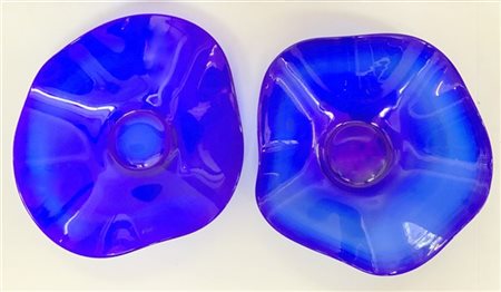 Lotto di due centrotavola polilobati in vetro color blu cobalto (cm 35x40)