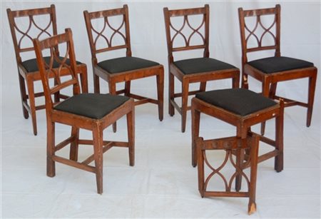 Gruppo di sei sedie in legno, con gambe anteriori rastremate, schienali a giorn