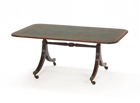 Tavolino da salotto con piano lastronato e rivestito in marocchino, gambe munit