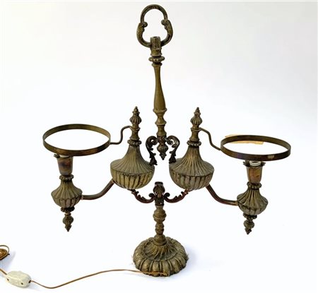 Lampada da tavolo a due luci in metallo con struttura per paralumi regolabile (