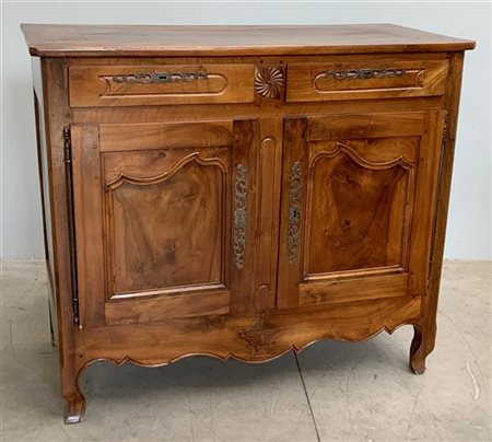 Credenza a due ante e due cassetti con applicazioni in metallo. Secolo XIX (cm