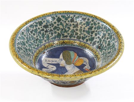 Bacile in maiolica policroma decorata con girali di fiori e foglie. Cavetto cen