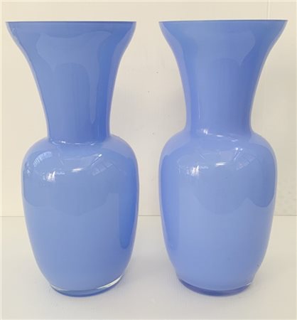 Lotto di due vasi a balaustro in vetro opaco azzurro (h cm 35)