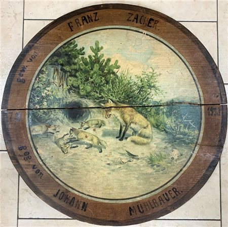 Bersaglio in legno raffigurante famiglia di volpi, con iscrizione e datato 1933
