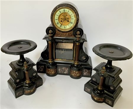 ANONIMO. Trittico da camino in marmo nero del Belgio di forma architettonica co