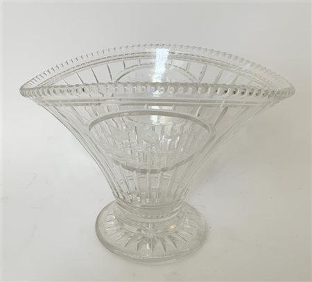 Vaso in cristallo inciso a forma di cesto decorato con uccelli su rami fioriti,