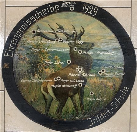 Bersaglio in legno raffigurante cervo, con iscrizione e datato 1929 nella borda