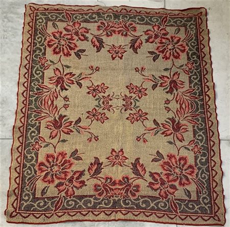 Tappeto tessuto meccanico, secolo XX. Decoro floreale sparso nei toni del rosso