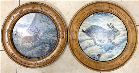 Due bersagli in legno raffiguranti cervo e lepre, con iscrizione nella bordura