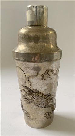 Shaker per cocktail in argento per il mercato europeo, decorato a sbalzo con dr