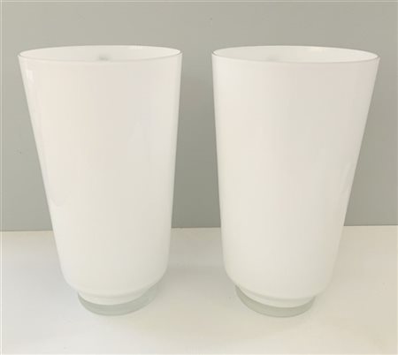 Lotto di due vasi in vetro opaco bianco (h cm 30)
