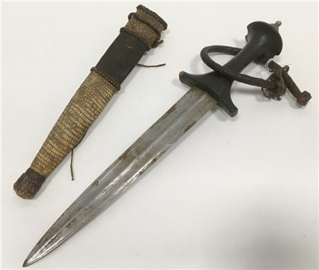 Pugnale da braccio con impugnatura in corno, lama a doppio taglio con costolatu