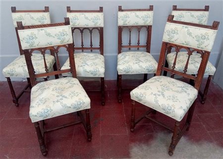 Gruppo di sei sedie in legno intagliato con schienali decorati da archetti, riv