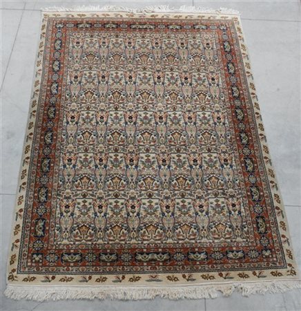 Tappeto Qum, Persia, secolo XX.Decoro all-over a giardino nei toni del cammell