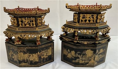 Coppia di basi decorative a sezione esagonale in legno intagliato e laccato a f