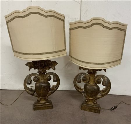 Coppia di fregi in legno intagliato e dorato a forma di vasi biansati con fiori