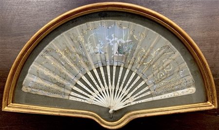 Ventaglio in cornice dorata con pagina in seta dipinta e decorata con applicazi