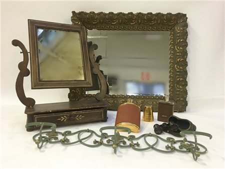 Lotto composto da una specchiera con cornice in legno e pastiglia, una psiche d