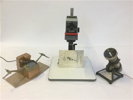 Lotto composto da un proiettore per diapositive, una moviola da tavolo per pell