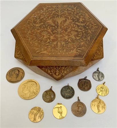 Scatola portagioie di forma polilobale in legno intarsiato a ramages, contenent