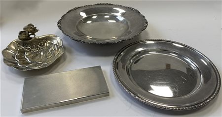 Lotto composto da due alzate decorate con pesce a tutto tondo, un piatto ed una