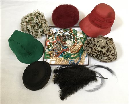 Lotto composto da una scatola contenente bigiotteria varia e sei cappellini da