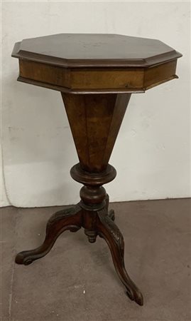 Tavolino da lavoro di forma ottagonale con piano apribile e tre piedi a sagoma,