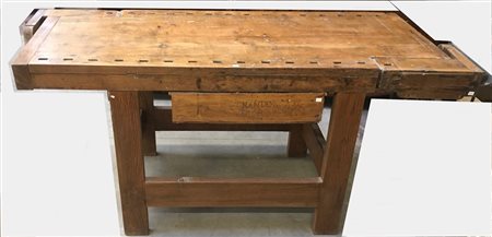 Tavolo da lavoro a due morse e cassetto sottopiano (difetti)