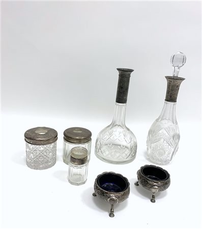 Lotto composto da sette oggetti in argento e materiali diversi (difetti e manca