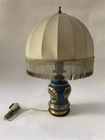 Lampada da tavolo a una luce con sostegno a vaso biansato in porcellana dipinta