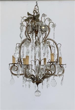 Lampadario a sei luci con struttura in metallo, pendagli e perline in cristallo