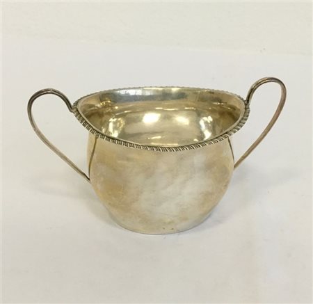 Zuccheriera in argento con due manici e bordo cordonato, punzone inglese inizio