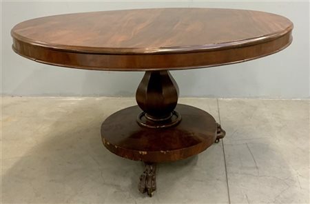 Tavolo tondo con sostegno a balaustro su base circolare e zampe ferine munite d