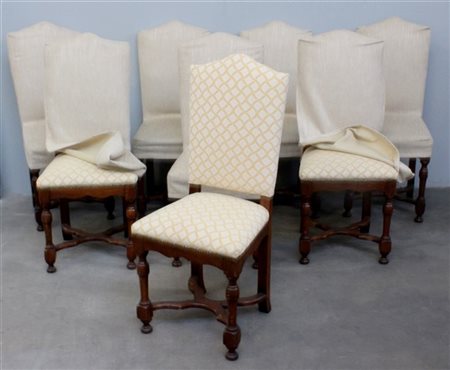 Gruppo di otto sedie in rovere con gambe anteriori tornite riunite da traversa