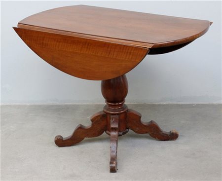 Tavolo ad alette con gamba centrale a colonna tornita terminante a quattro pied