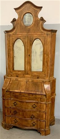 Mobile a due corpi lastronato in legni vari con parte inferiore a tre cassetti