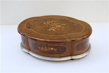 Scatola di forma sagomata con fascia e coperchio intarsiati e filettati a motiv