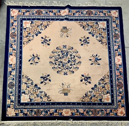 Tappeto Cina, fine Secolo XX, annodatura scolpita (contro tagliata). Decoro con