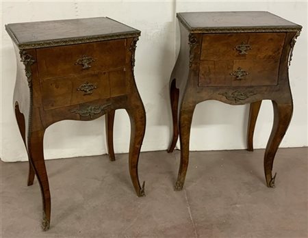 Coppia di comodini di forma mossa a due cassetti lastronati in radica, decorati