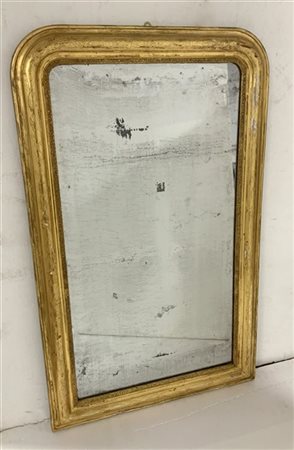 Specchiera con cornice in legno dorato e bulinato a motivi floreali. Secolo XIX