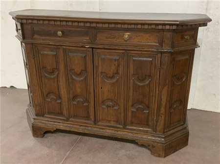 Credenza scantonata in noce a due ante , due cassetti grandi e due piccoli late