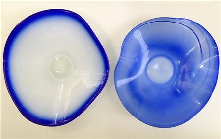 Lotto composto da due centrotavola polilobati in vetro color blu, azzurro e bia