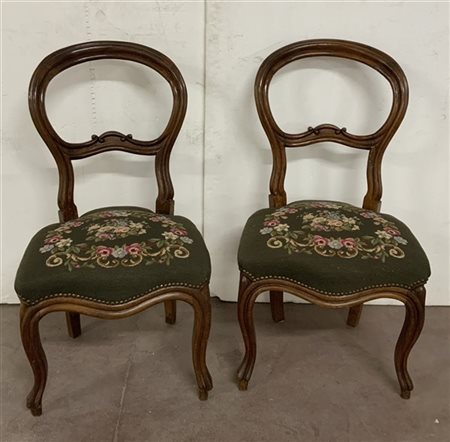 Coppia di sedie "Luigi Filippo" con schienale a giorno e seduta ricamata a picc