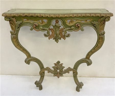 Console di forma mossa in legno intagliato e laccato con decoro fogliaceo (cm 9