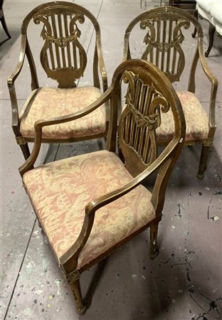 Gruppo di tre poltroncine con schienale a giorno decorato a lira e festone , br