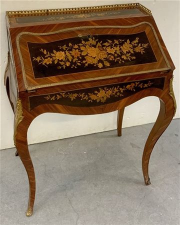 Piccolo scrittoio di forma mossa lastronato e intarsiato a gruppi di fiori, rib