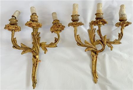 Coppia di applique a tre luci in bronzo con decoro fogliaceo (h cm 40) (difetti