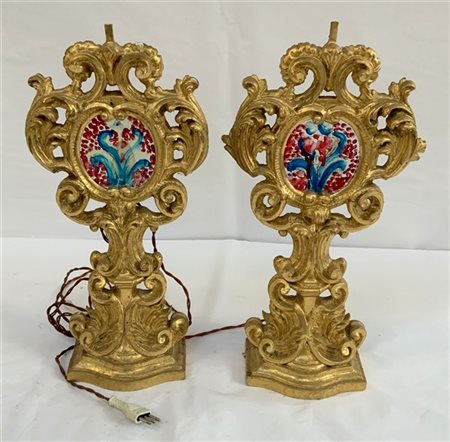 Coppia di porta reliquie in legno intagliato e dorato a volute, trasformate in